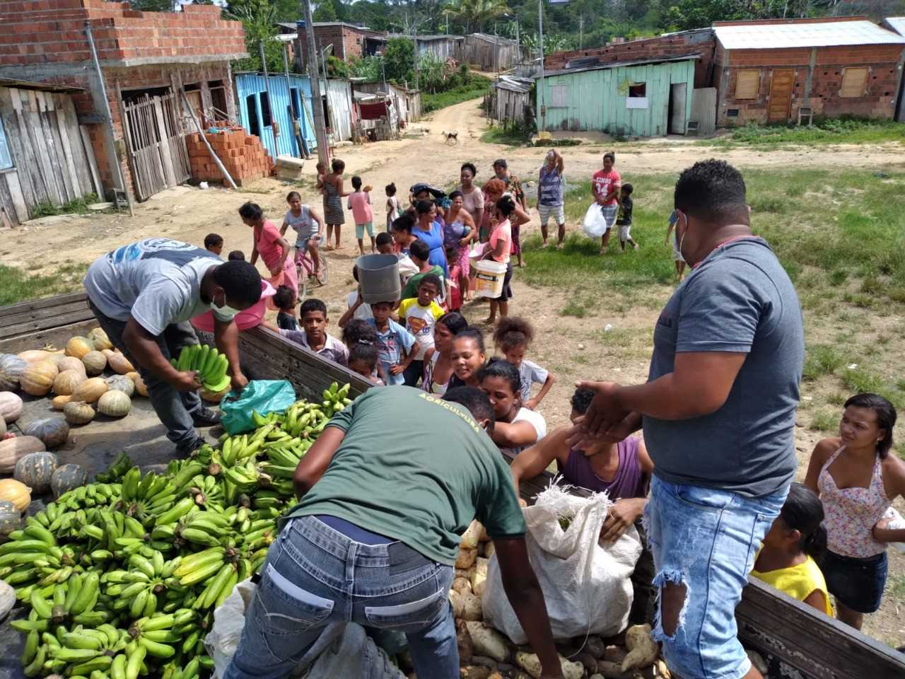 Camacã: Secretaria de Agricultura anuncia a chegada de água para 2 Assentamentos e faz entrega de alimentos para famílias